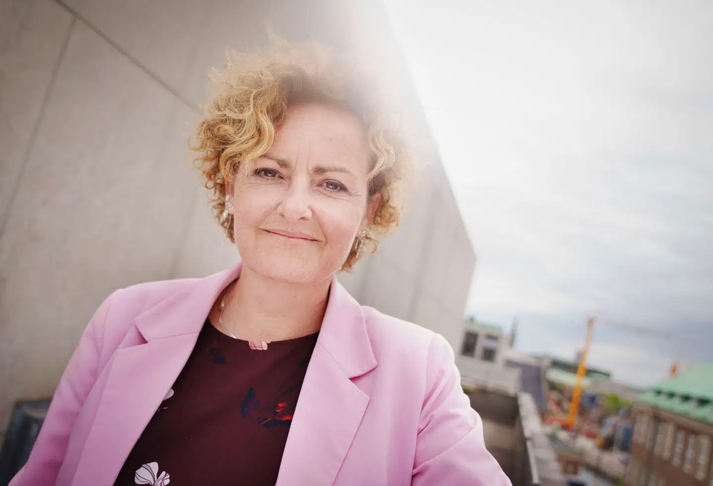 »Plan A, som mit ministerium og Ankestyrelsen har arbejdet på højtryk på de seneste måneder, er at afdække mulighederne for at understøtte DIA, så organisationen kan færdigbehandle de verserende sager på dens venteliste på betryggende vis,« skriver social- og boligminister Pernille Rosenkrantz-Theil (S).