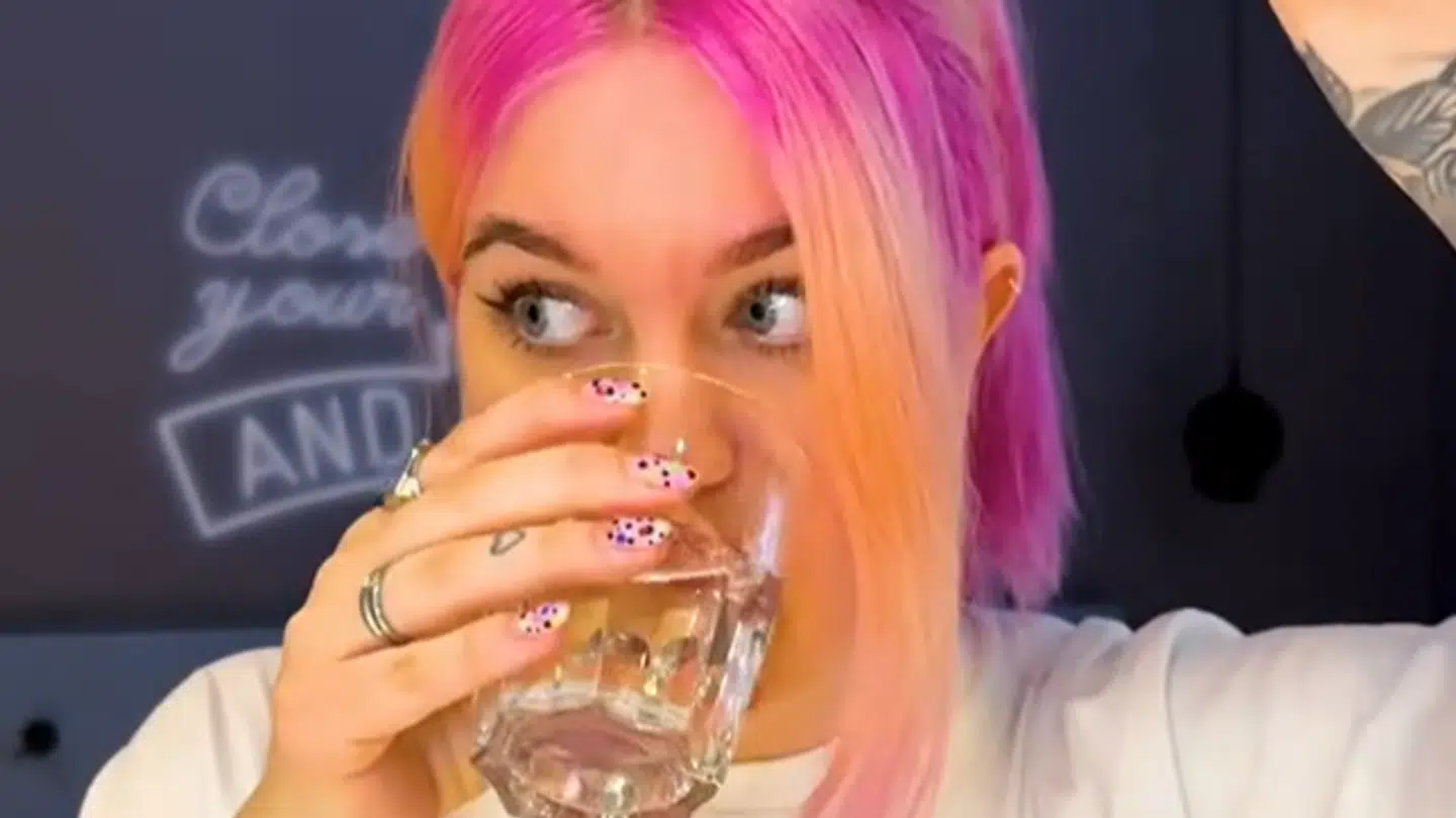 Louise Rindal fik sig en overraskelse, da hun smagte på det norske postevand.