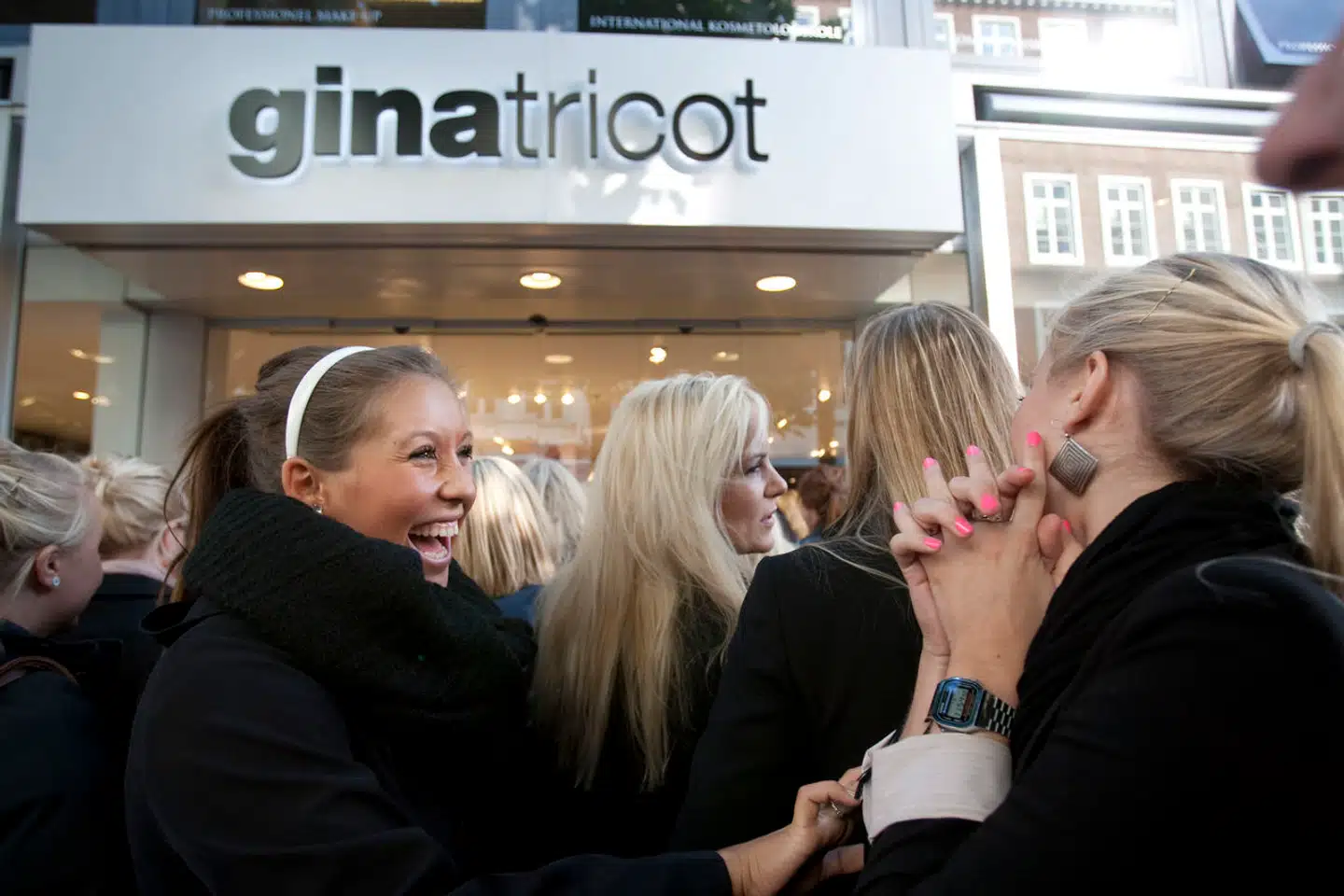 Gina Tricot står bag en storstilet kampagne, hvor tøjmærkets kunder kan blive medejere af en skov på Vestsjælland. Men virksomheden ejer kun en brøkdel af skoven og beskyldes nu for »greenwashing«.