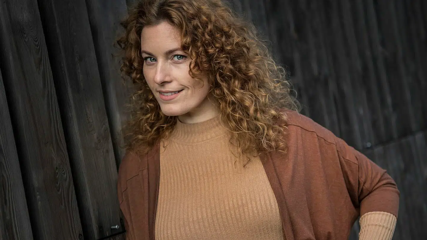 Kat Stephie Holst står frem i dokumentaren.