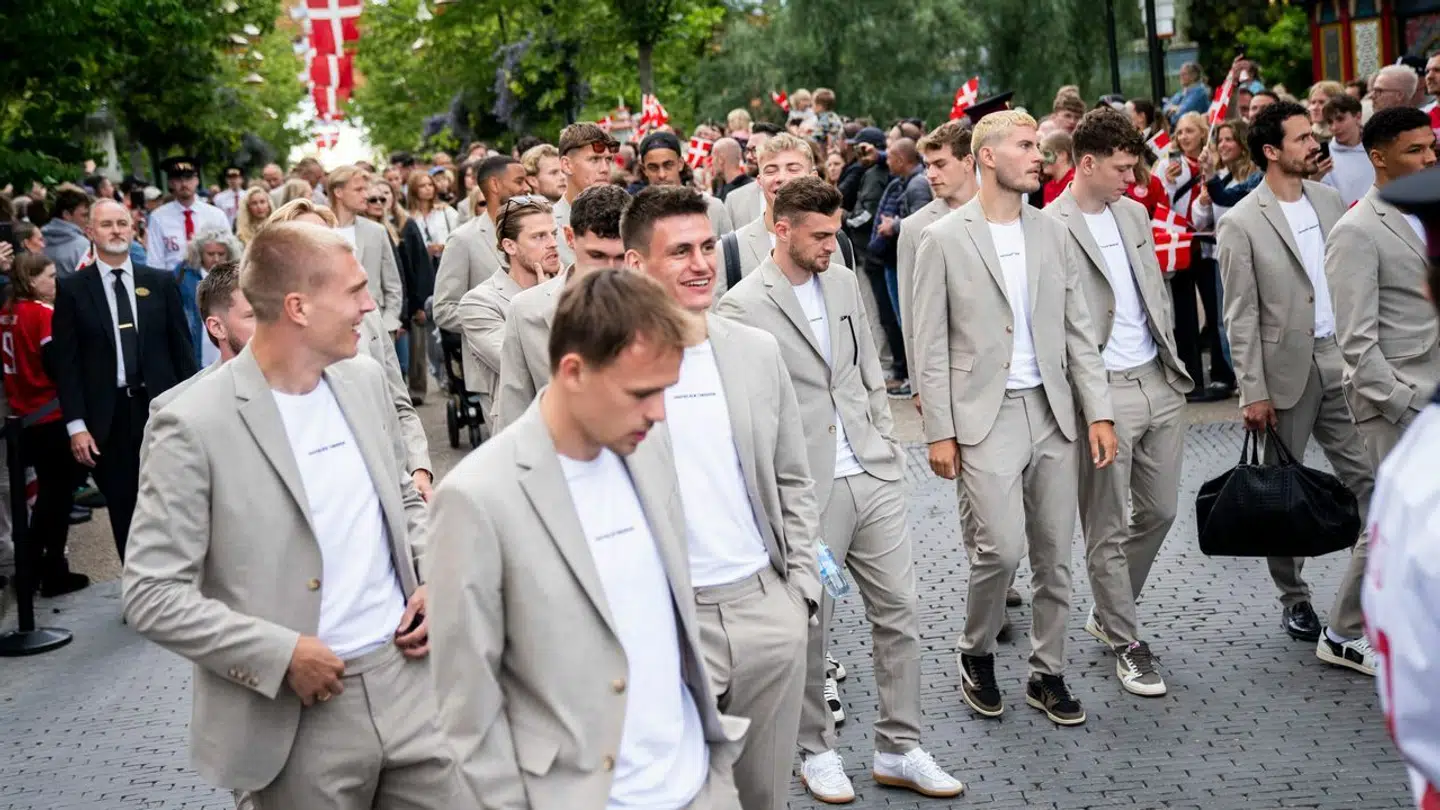 I solskin ser sættet bedre ud end på scenen, vurderer Frederik Lentz Andersen.