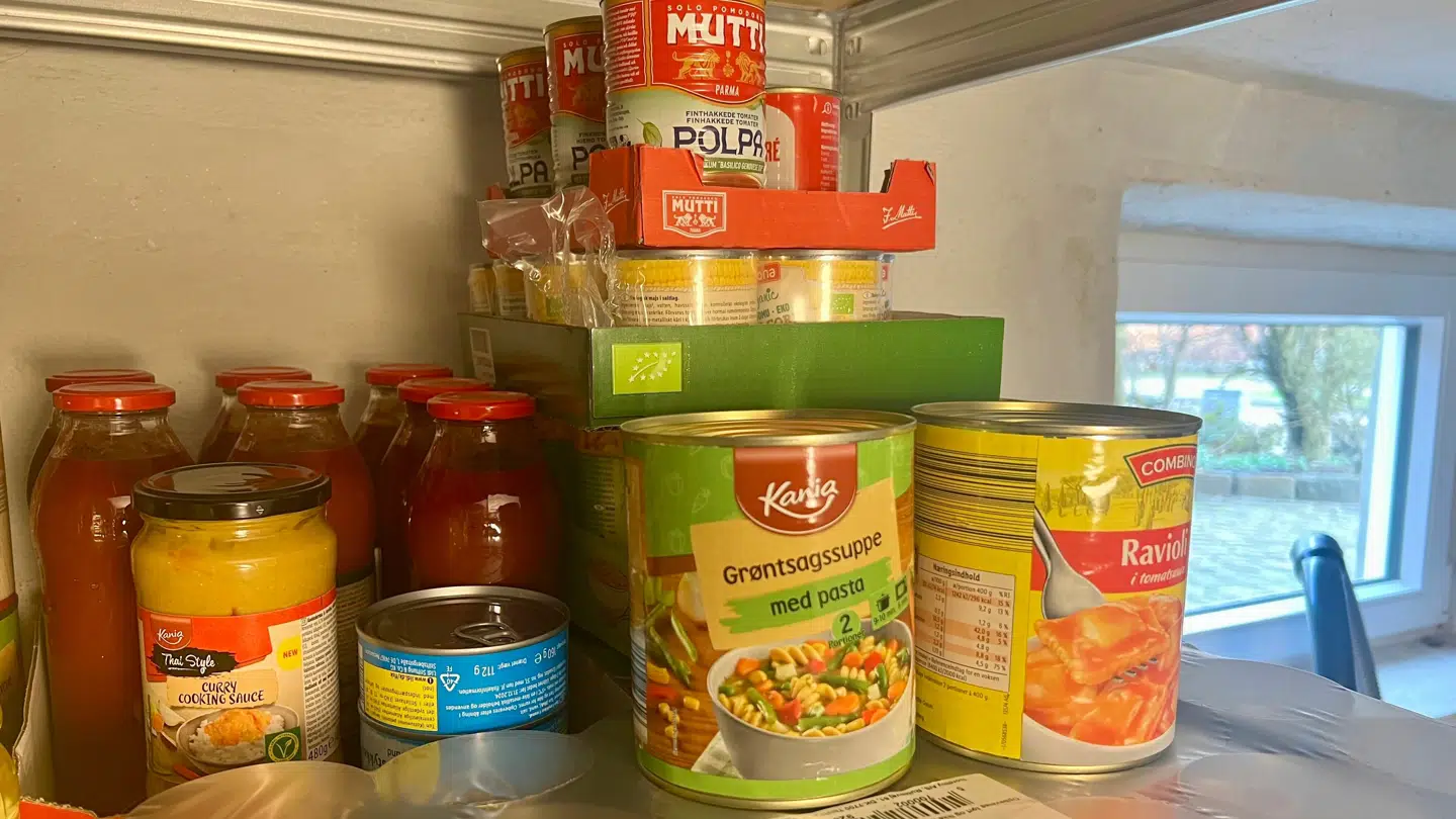 Her ses dåserne med mad i kælderen til krisesituation hos Rasmus Dahlberg.