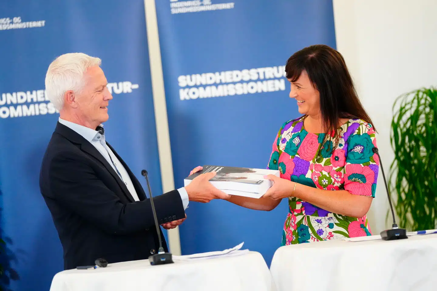 Formanden for Sundhedsstrukturkommissionen, Jesper Fisker, overrækker rapporten med forslag og anbefalinger til indretningen af fremtidens sundhedsvæsen til indenrigs- og sundhedsminister Sophie Løhde (V). Et digert værk på 660 sider, hvor nogle forslag nærmest inviterer til heftige politiske opgør.