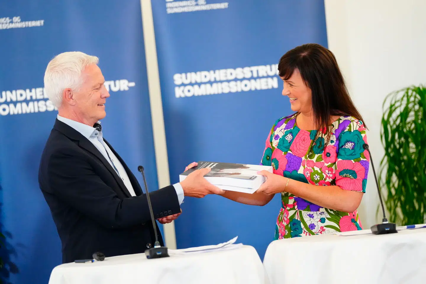 Formanden for Sundhedsstrukturkommissionen, Jesper Fisker, overrækker rapporten med forslag og anbefalinger til indretningen af fremtidens sundhedsvæsen til indenrigs- og sundhedsminister Sophie Løhde (V). Et digert værk på 660 sider, hvor nogle forslag nærmest inviterer til heftige politiske opgør.