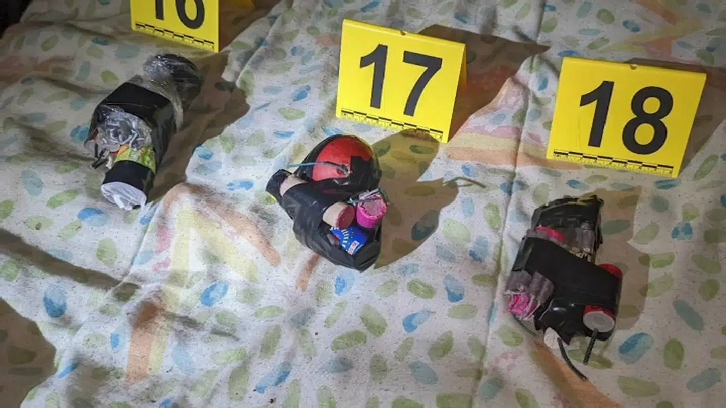 Nogle af de personer, som den tiltalte dansker skrev med via Instagram, har været i søgelyset hos det amerikanske forbundspoliti FBI i forbindelse med en terrorsag i USA, hvor en 19-årig mand i november 2023 blev straffet med 15 års fængsel. I hans hjem fandt man blandt andet tre hjemmelavede bomber.