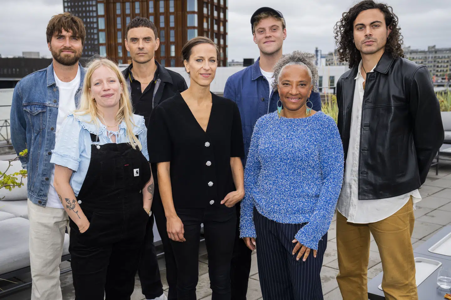 Blandt andet Katinka Bjerregaard, Mathilde Falch, Alex Vargas og Simon Kvamm medvirkede i "Toppen af Poppen" i 2021. Katinka og Mathilde Falch, som ses som nummer et og to fra venstre i forreste række, fortæller i DR-dokumentaren "Sexisme i musikbranchen", at de fik flere kommentarer, som de opfattede som upassende, fra et medlem af programmets band, da de medvirkede.