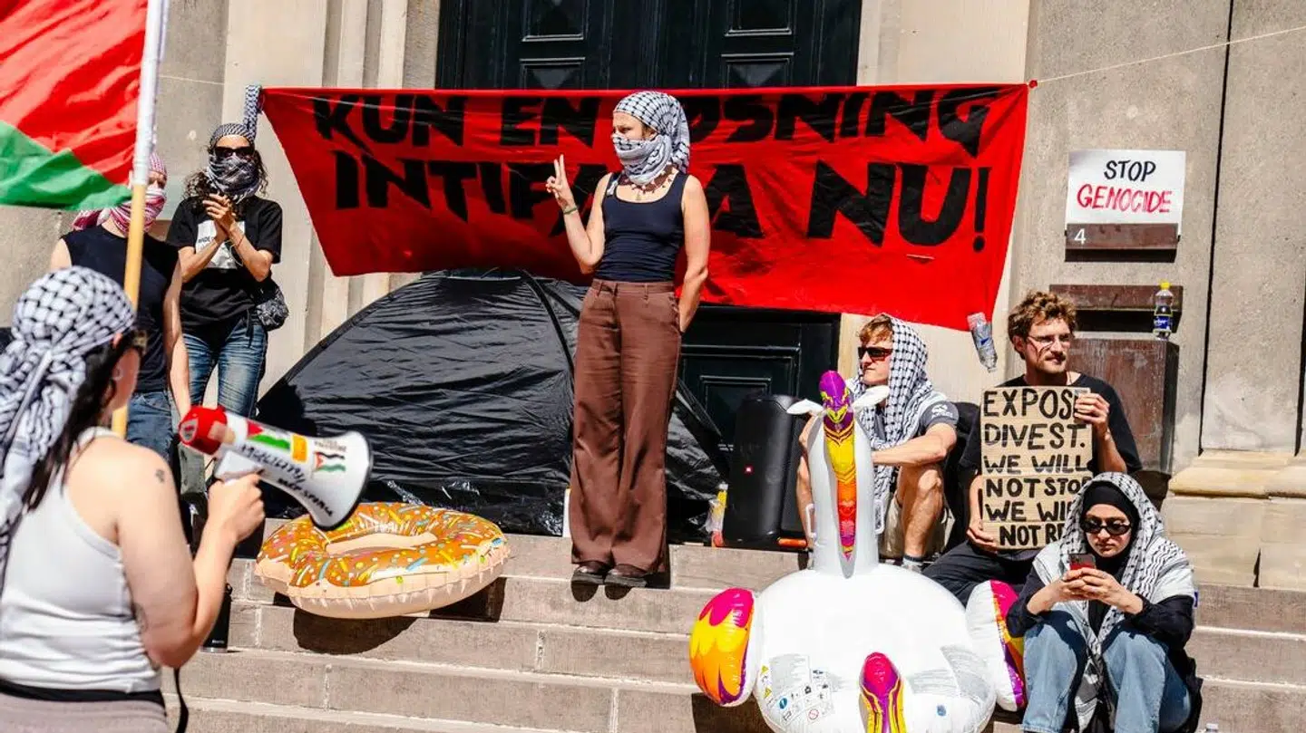 Demonstranter blokerer indgang ved Frue Plads til Københavns Universitet fredag den 17. maj 2024. (Foto: Thomas Traasdahl/Scanpix 2024)