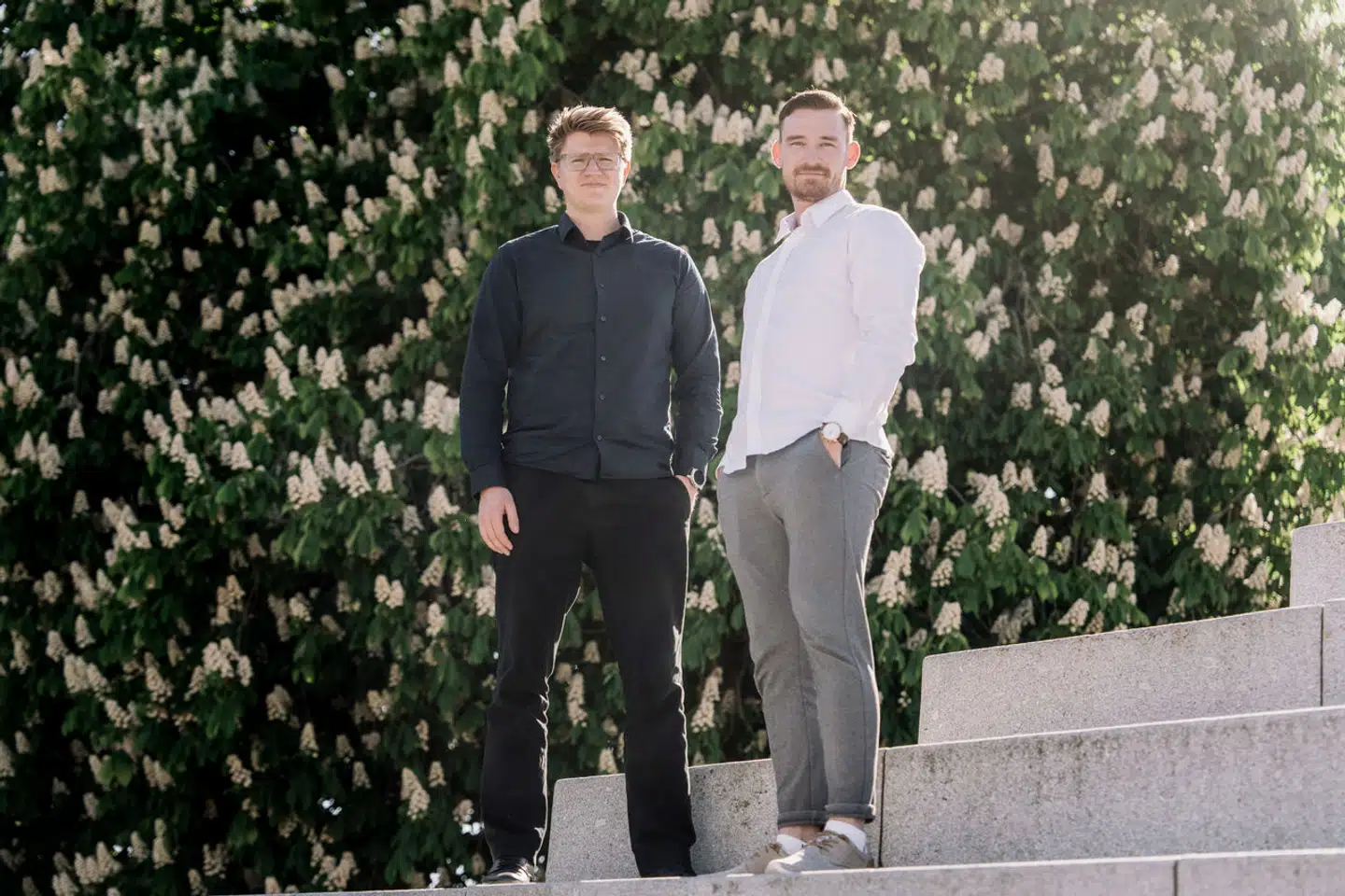 Anders Wibe Rasmussen (tv.) og Dennis Steffensen er helt åbne om, hvad de tjener, ligesom en stor del af deres egen generation på arbejdsmarkedet er. Men det gælder ikke den ældre generation.