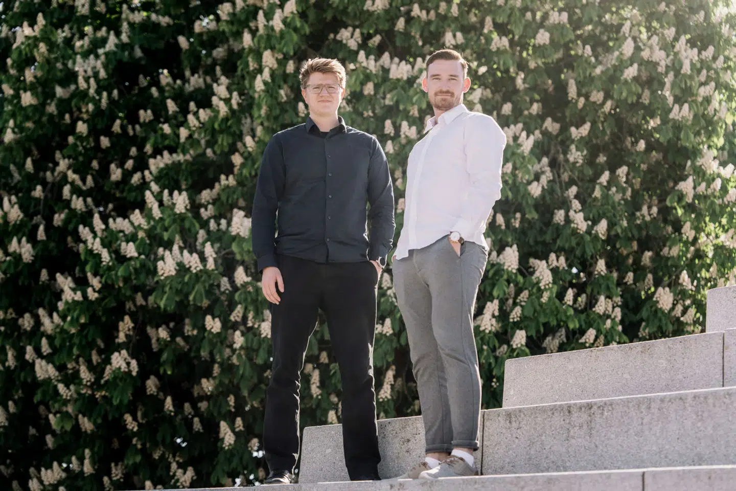 Anders Wibe Rasmussen (tv.) og Dennis Steffensen er helt åbne om, hvad de tjener, ligesom en stor del af deres egen generation på arbejdsmarkedet er. Men det gælder ikke den ældre generation.