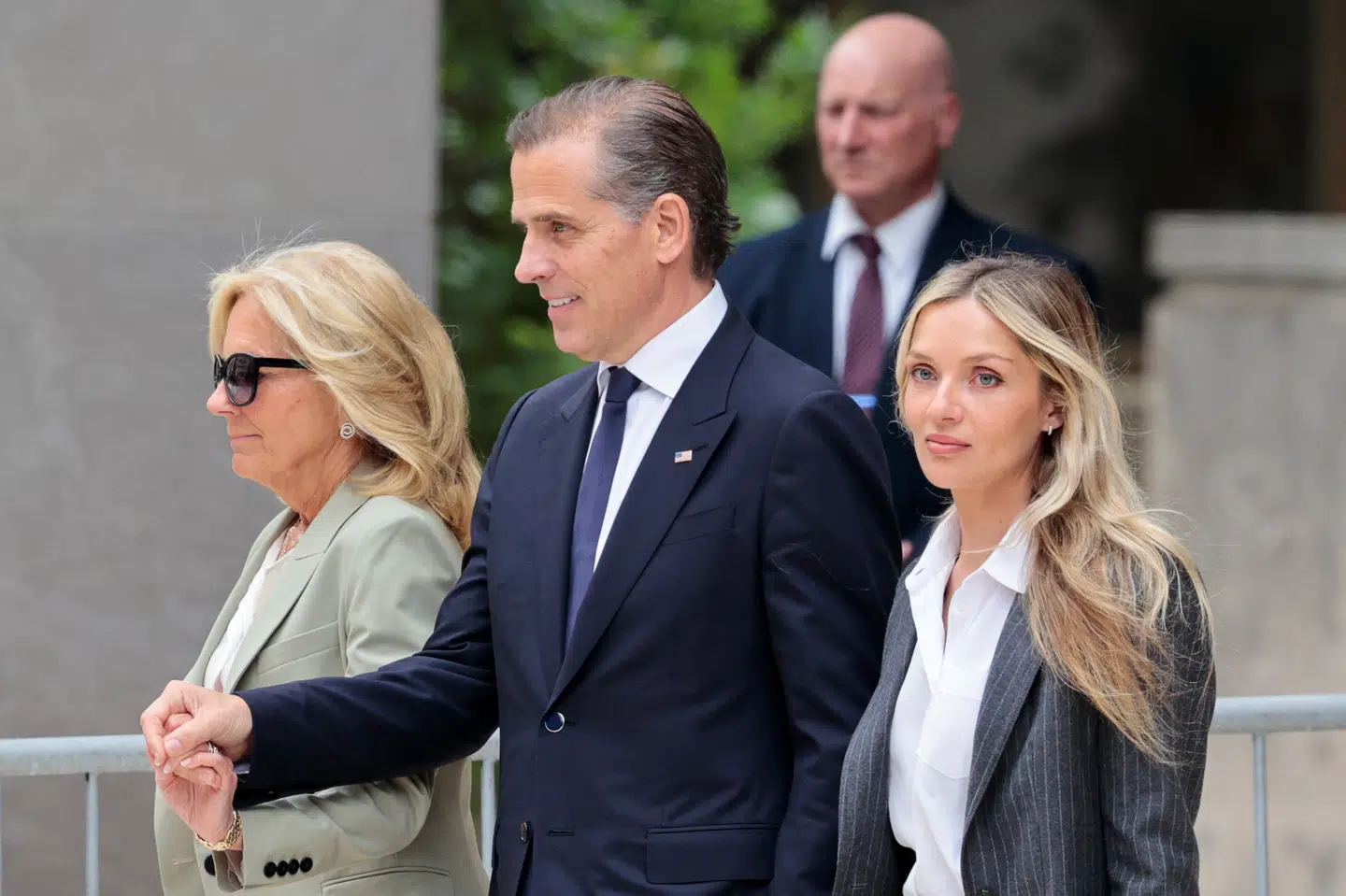 Hunter Biden forlader domstol efter at være blevet fundet skyldig. Det gør han sammen med sin hustru og sin stedmoder, Jill Biden.