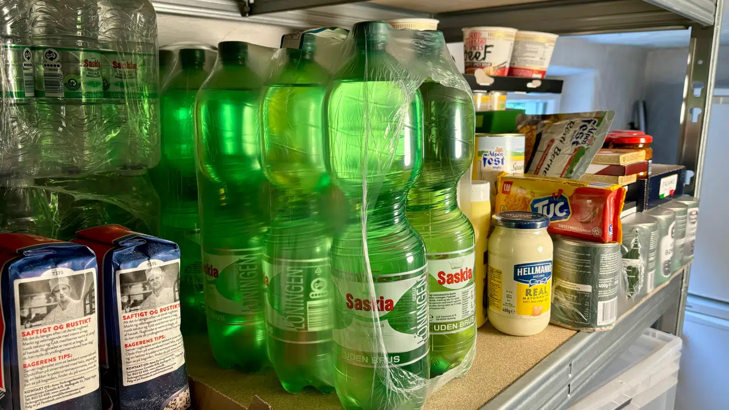 Her ses flaskerne med vand, der nu er i Rasmus Dahlbergs kælder.