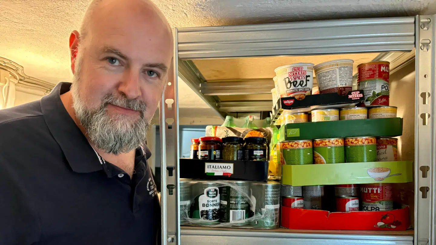 Her ses den moderate prepper Rasmus Dahlberg i sin kælder med tingene, han gemmer til en mulig krise.