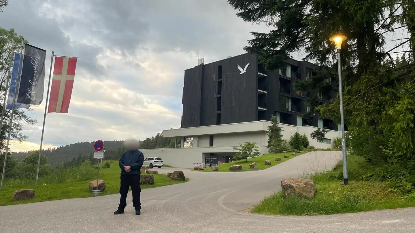 Sikkerhedsvagter omringer landsholdets hotel under EM.