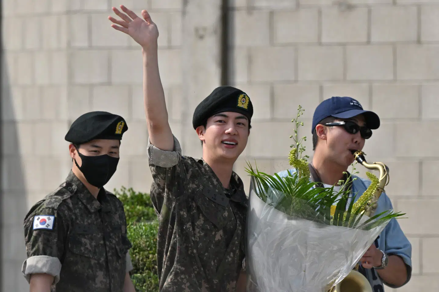 Kpop-stjernen Kim Seok-jin (i midten) bliver her hjemsendt fra værnepligt i Sydkorea.