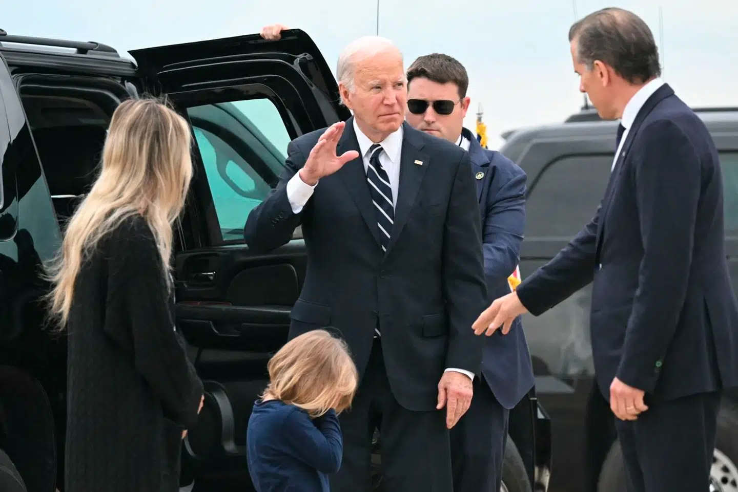 Joe Biden vinker farvel efter bare halvandet minuts møde.