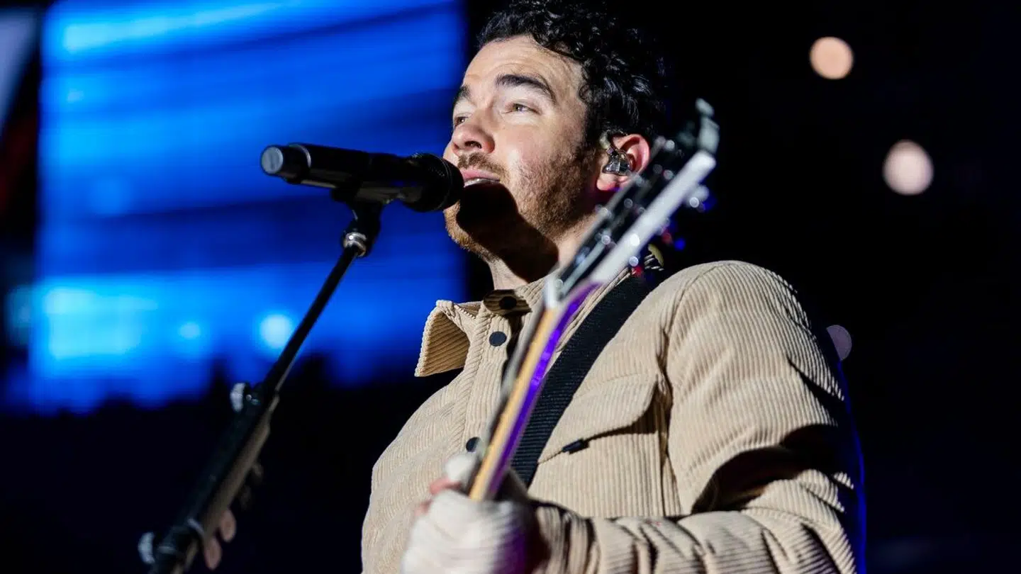 Kevin Jonas fra bandet Jonas Brothers har fået hudkræft. Her ses han på scenen under en koncert i februar i år.