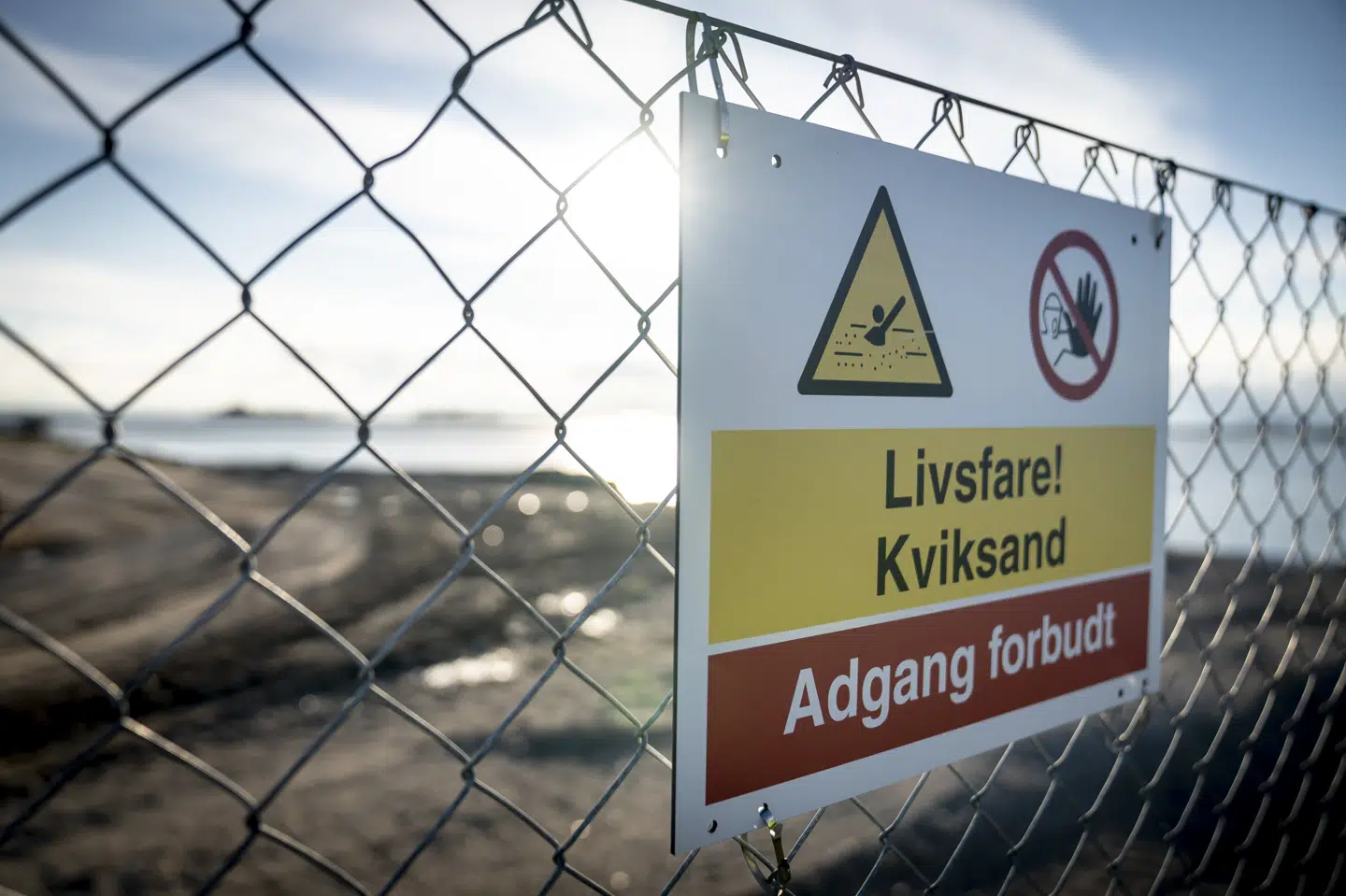 Kviksand opstår blandt andet ved, at store mængder vand stiger op og adskiller sandkornene fra hinanden. Umiddelbart kan det ligne en normal sandoverflade på stranden, men når man træder ud, kan sandet ikke bære en. Dette billede er ikke fra Klitmøller. (Arkivfoto).