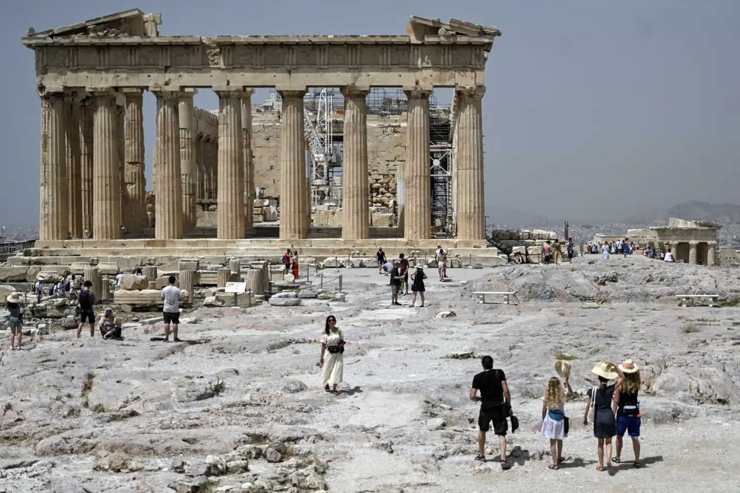 Akropolis holdt i juli sidste år lukket i to uger som følge af en længere hedebølge. Onsdag eftermiddag lukkes turistmålet igen for offentligheden som følge af en hedebølge. (Arkivfoto).