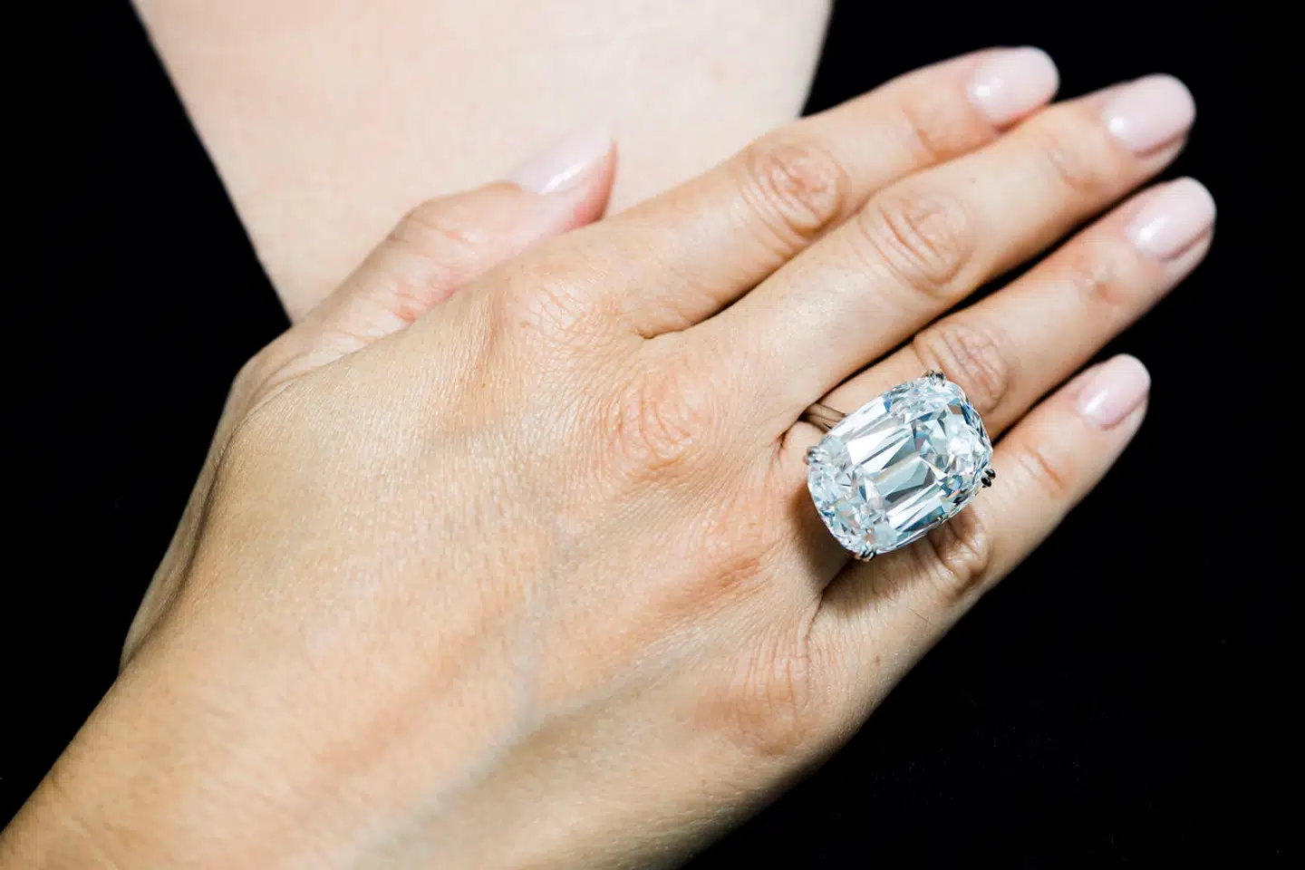 Laboratoriediamanterne er så godt som identiske med diamanter fra en mine, men koster omkring en tredjedel af, hvad en minediamant koster.