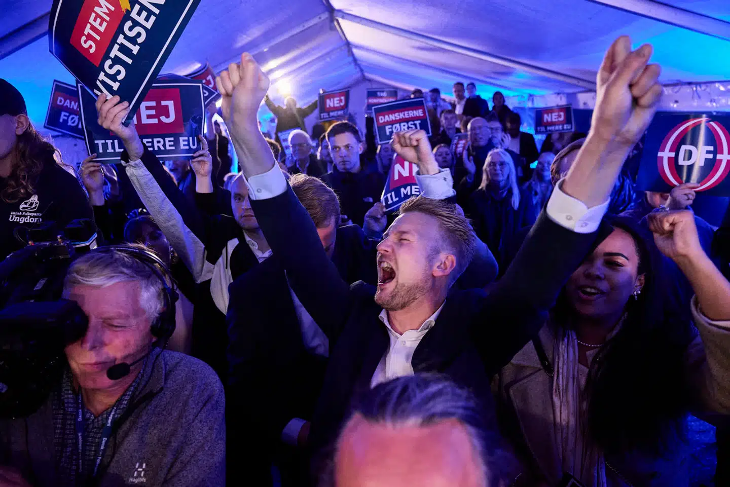 Dansk Folkeparti fejrer EP-valget i deres hovedsæde i Ejstrupholm sammen med deres sekretariatsansatte og partimedlemmer.