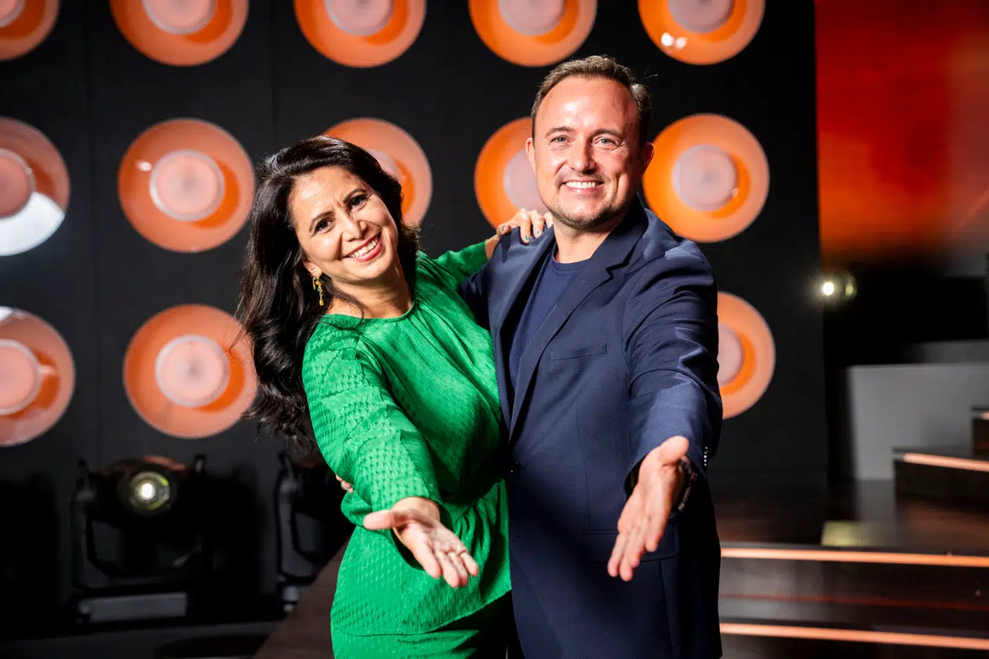 »En af Cekics mest absurde relativeringer kom i forbindelse med hendes deltagelse i 'Vild med dans'. Hendes begrundelse for at stille op var, at hun ville rykke grænserne for, hvad en muslimsk kvinde kunne tillade sig. Hun rykkede dog også grænserne for, hvilke fænomener man kan tillade sig at kalde social kontrol,« skriver Christian Marcussen.