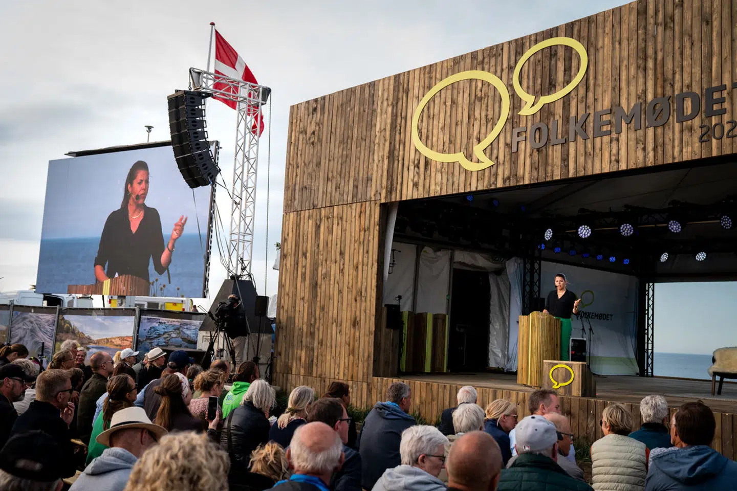 »Over årene er priserne skruet voldsomt op, og det har desværre resulteret i, at folkemødet ikke længere er med til at mindske afstanden mellem borgere og beslutningstagere på den måde som det var i starten,« skriver Benny Engelbrecht.