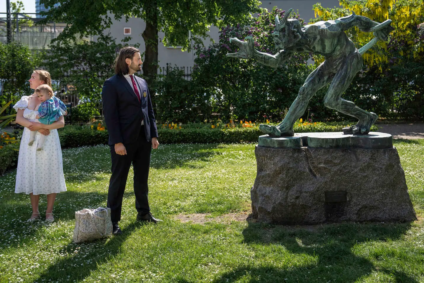 »Det er ikke en tilfældighed, at jeg er endt med at blive gift med min ikonoklastiske Rasmus Modsat. Mit eget oprør startede, da jeg i 7. klasse skulle udfylde en såkaldt karriereplan, hvor jeg formastede mig til at skrive, at jeg ville være trofækone,« skriver Rebecca Munch Søndergaard, der her er fotograferet sammen med Rasmus Munch Søndergaard og deres yngste barn.