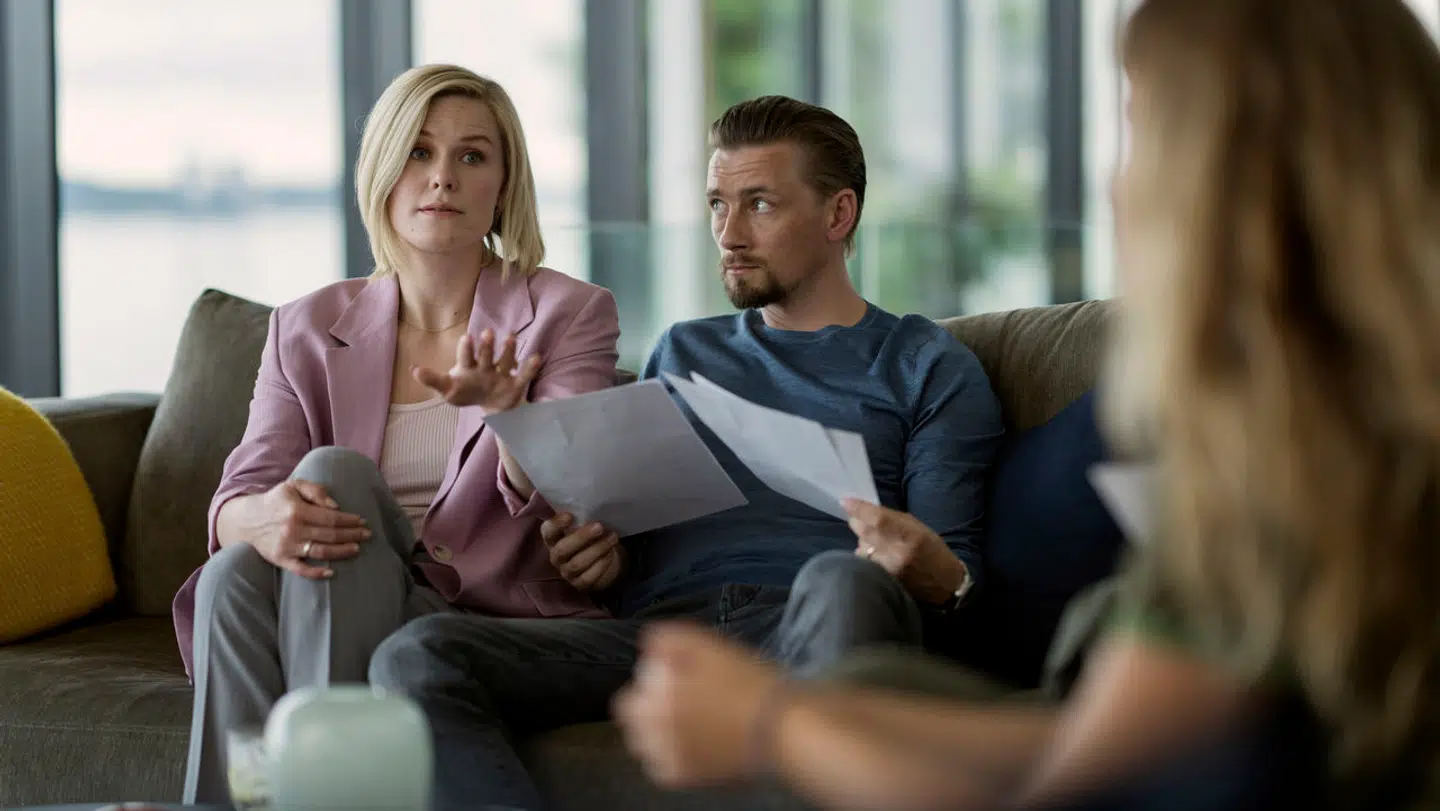 Roberta Hilarius Reichhardt stråler som den kaotiske Karoline, og det samme gør Joachim Fjelstrup som den potrygende DJ Ronny.