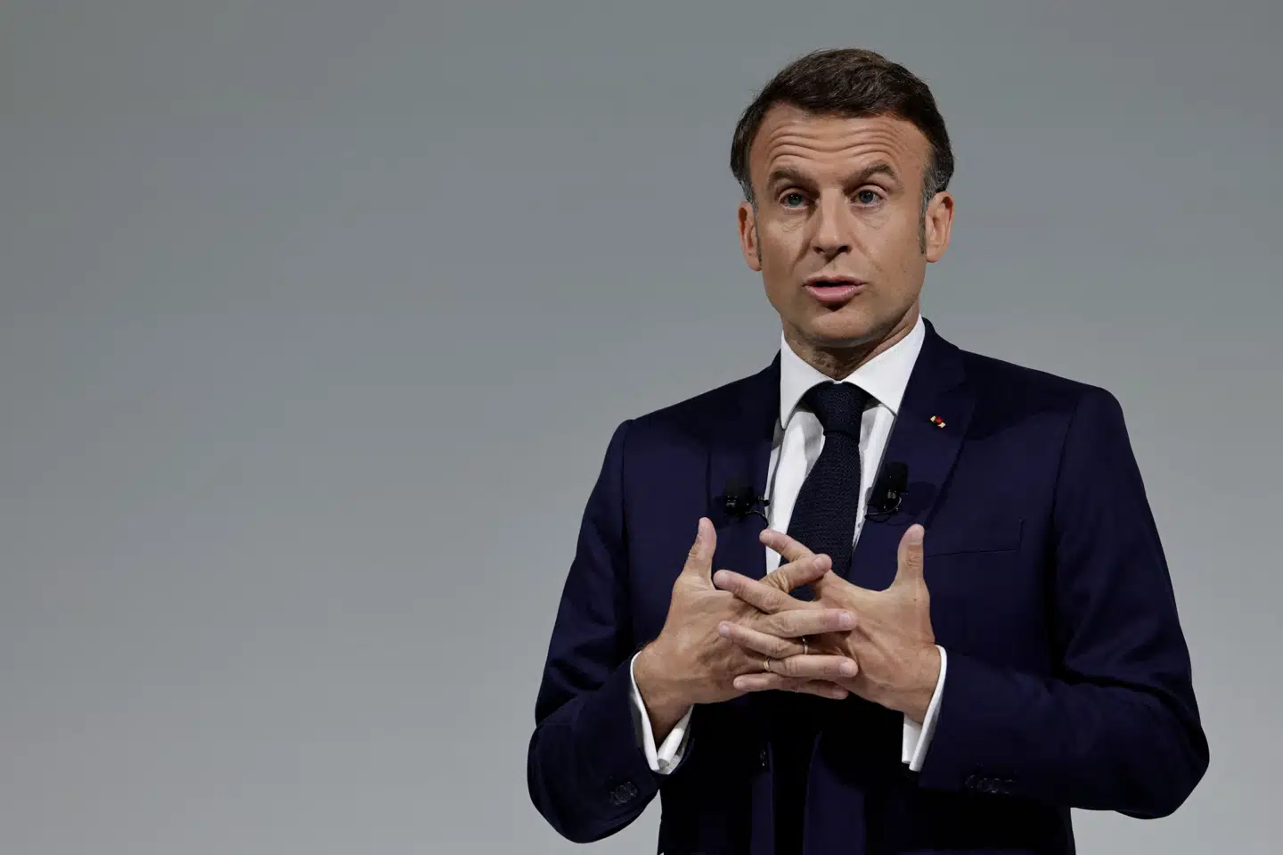 Den franske præsident, Emmanuel Macron, erkender, efter at hans parti, Renaissance, led et nederlag ved EU-valget søndag, at han som præsident har begået fejl. Han giver samtidigt udtryk for, at han ser, at den franske befolkning ikke har følt sig hørt.