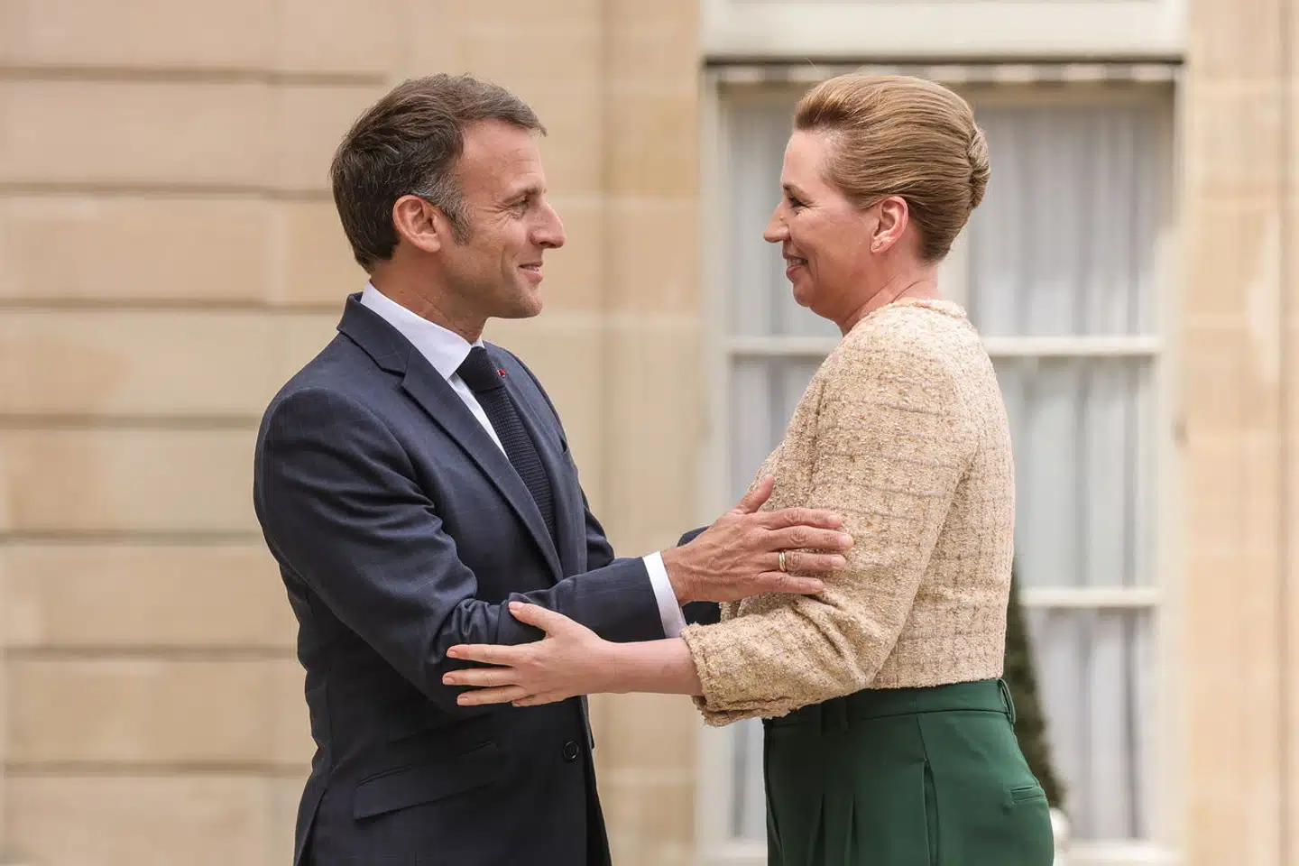 På billedet smiler de stort til hinanden, men i kampen om en EU-toppost er den franske præsident, Emmanuel Macron ifølge kilder ikke til meget hjælp for hinanden.