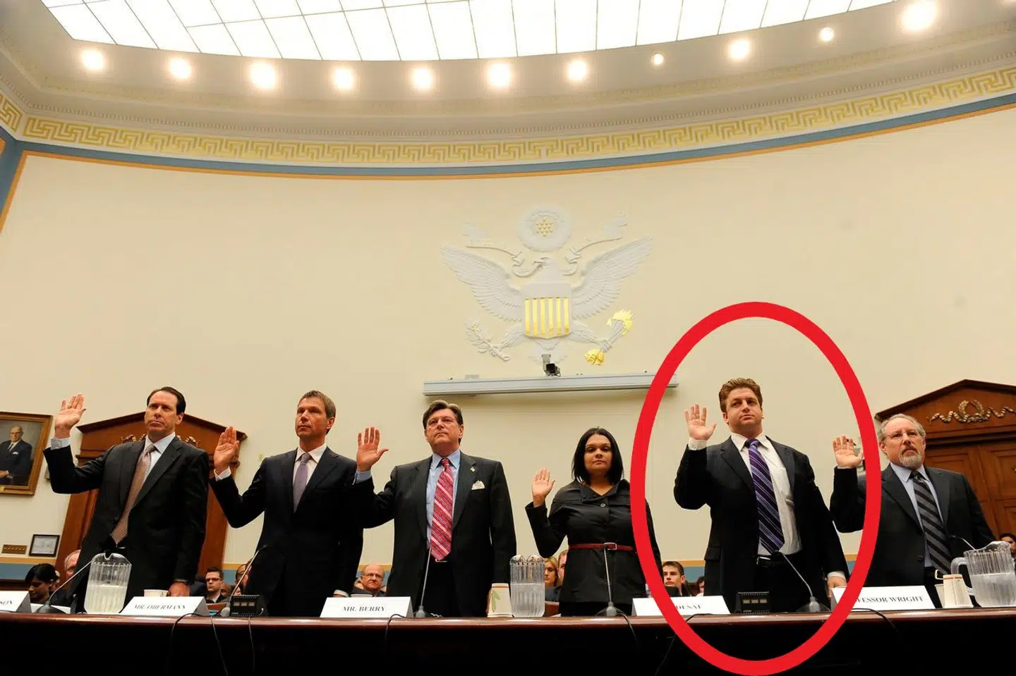 Joshua Wright (i rød ring) i sit element – til en kongreshøring og omgivet af techchefer. Her som andre steder argumenterede han for, at techgiganter ikke var monopoler og slet ikke et problem for forbrugerne. Gennem hele sin karriere var han techindustriens stjerneadvokat og superstjerne. Og så ramlede det hele sammen.