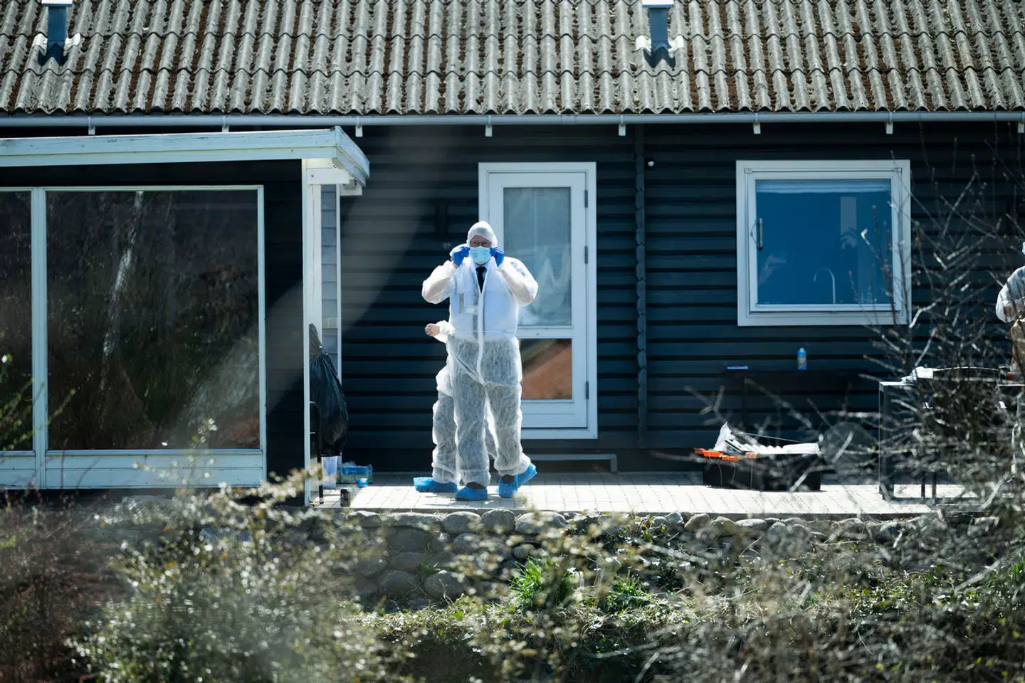 Den tiltates bopæl blev i dagevis undersøgt af politiets teknikere.