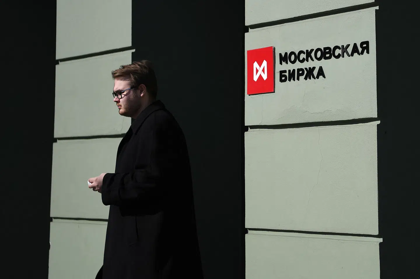 En mand går ud af børsen i Moskva. (Arkivfoto).