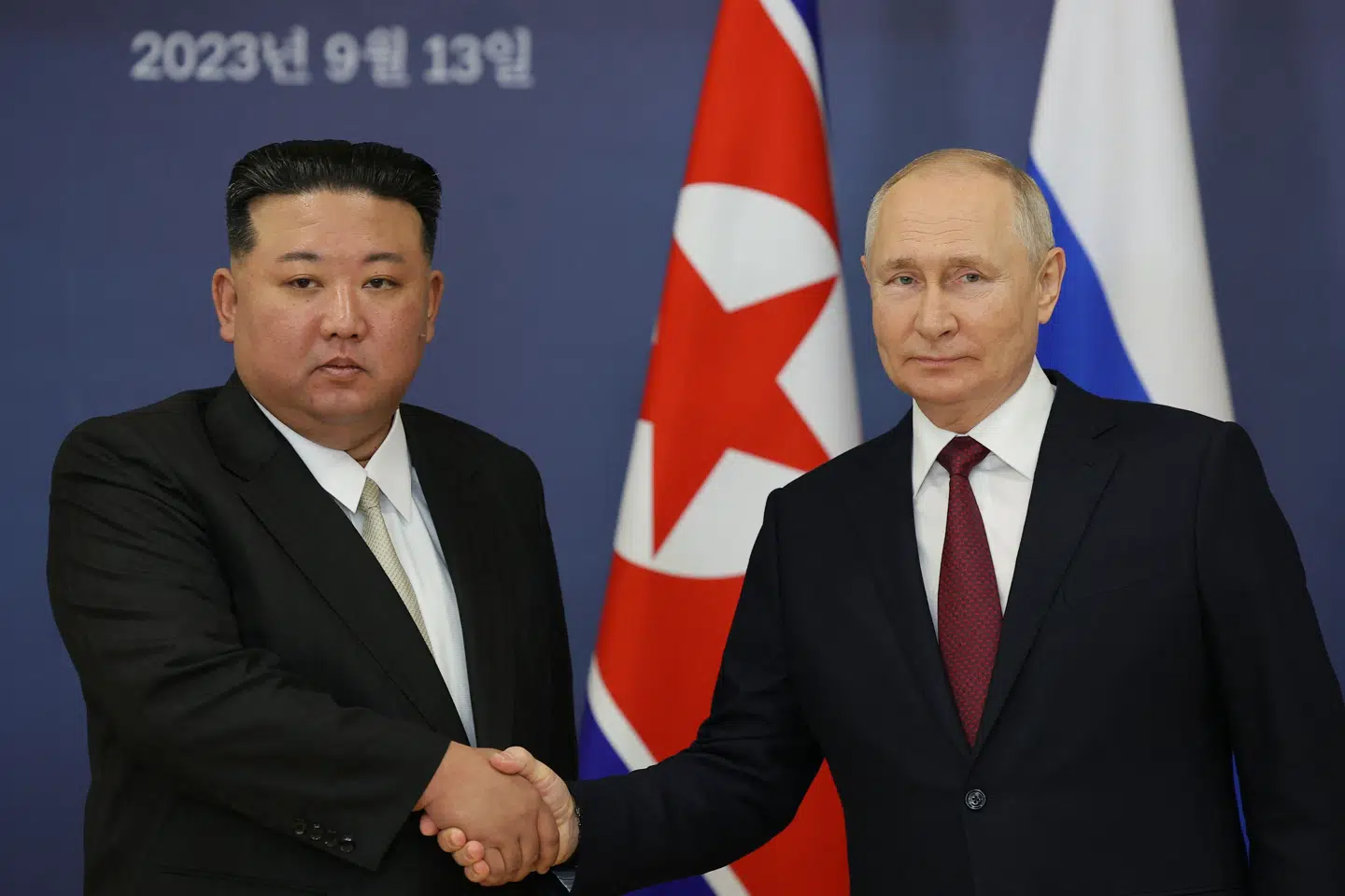 Kim Jong-un og Vladimir Putin trykker hænder ved møde i de østligste dele af Rusland sidste år.