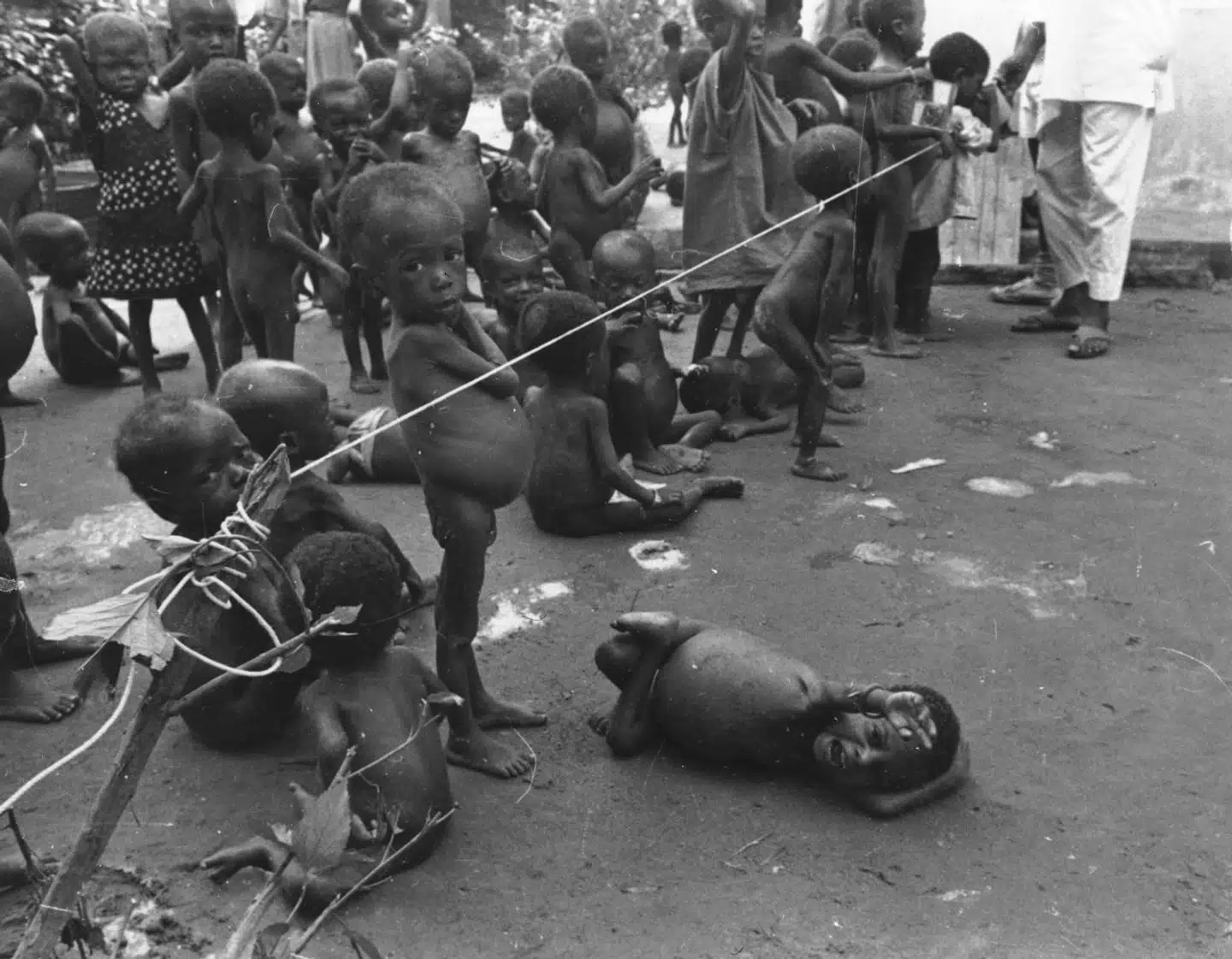 Sultende børn. Biafra i Afrika, 1970.