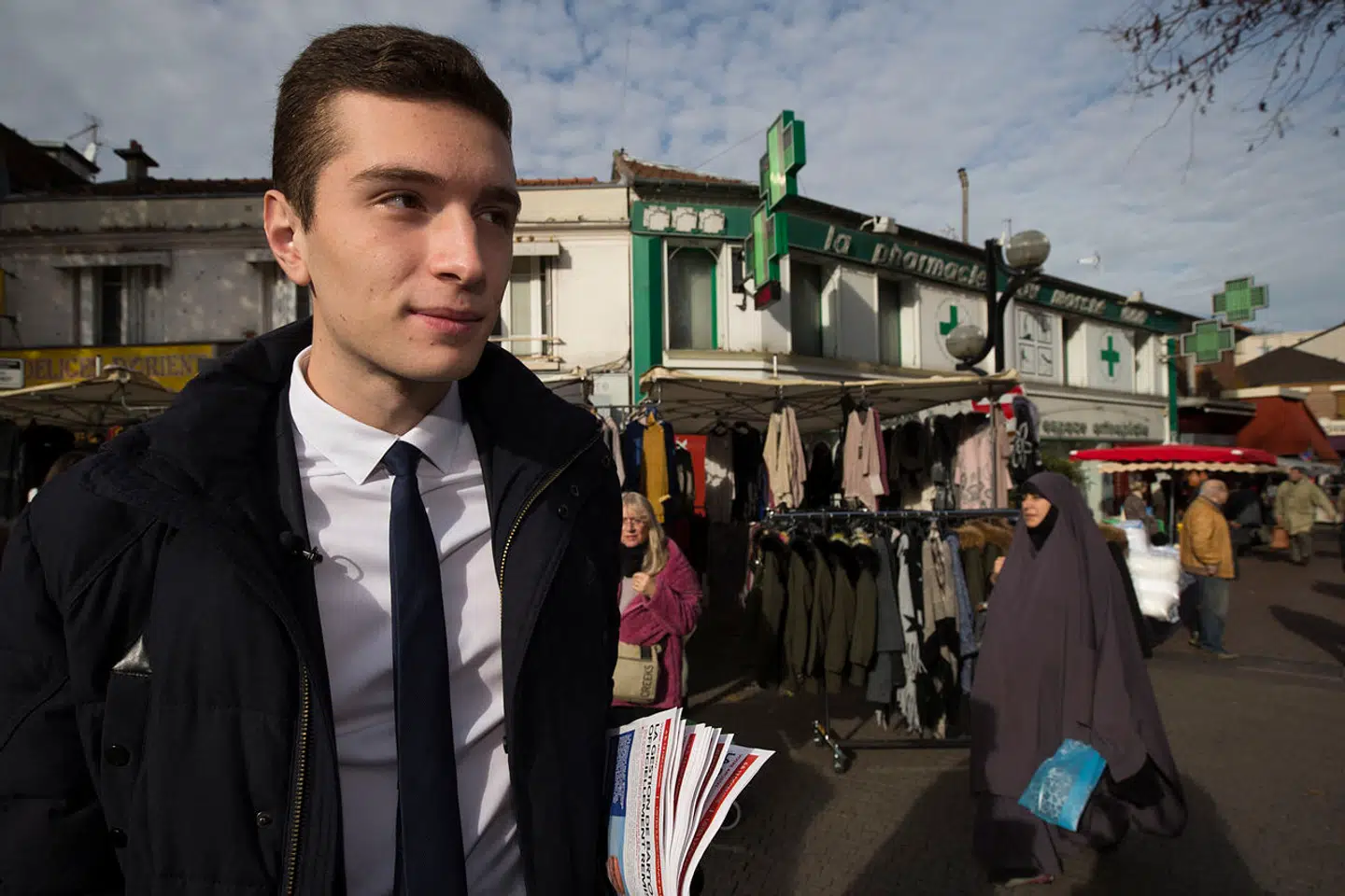 Jordan Bardella var blot 19 år, da det daværende Front National opstillede ham som spidskandidat ved regionalvalget i Seine-Saint-Denis. Her besøger han den berygtede betonforstad Aulnay-sous-Bois – ikke langt fra sit barndomshjem i et socialt boligbyggeri.