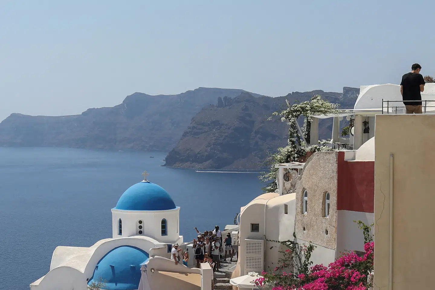 Alene den billedskønne ø Santorini får årligt besøg af 5,5 millioner besøgende. Det er dobbelt så mange besøgende som i 2012, lyder det i rapport. (Arkivfoto).