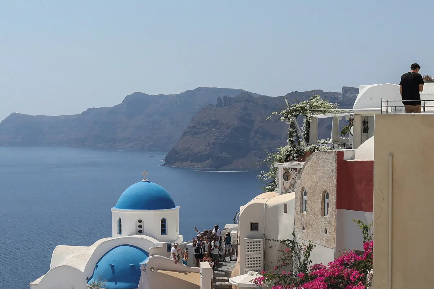 Alene den billedskønne ø Santorini får årligt besøg af 5,5 millioner besøgende. Det er dobbelt så mange besøgende som i 2012, lyder det i rapport. (Arkivfoto).