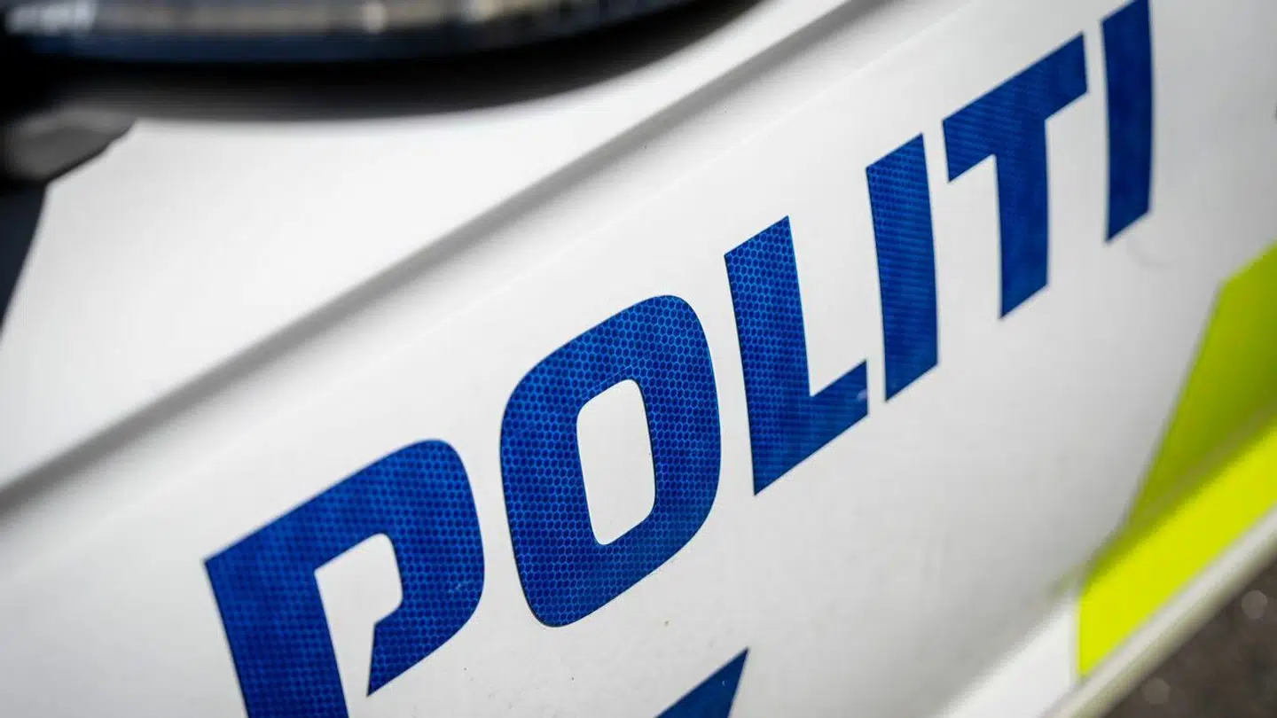 Københavns Politi er til stede ved Jagtvej efter et uheld mellem tre personbiler.