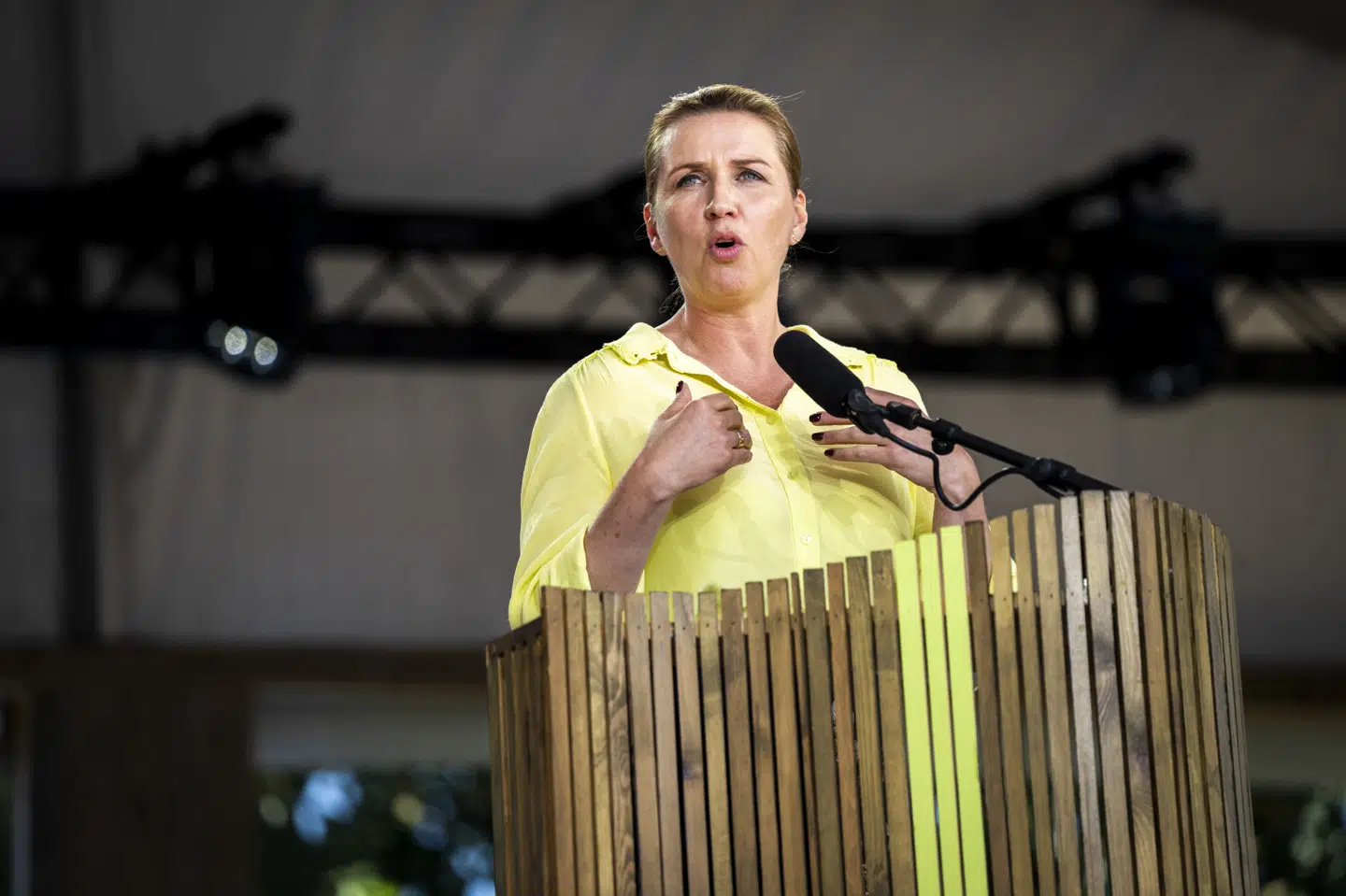 Statsminister Mette Frederiksen (S) står i Folkemødets program til at skulle holde tale på Folkemødet fredag. Hun deltager ifølge Statsministeriet i et "tilpasset program". På billedet ses hun til sidste års udgave. (Arkivfoto).