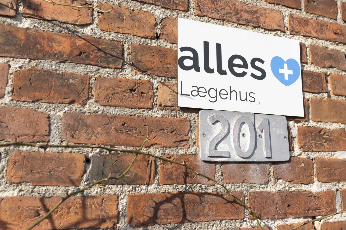 Alles Lægehus har 39 lægeklinikker i Danmark. To tidligere læger i koncernen fortæller DR, at de har oplevet deres initialer stå skrevet for lægeydelser, som de aldrig har udført. (Arkivfoto).