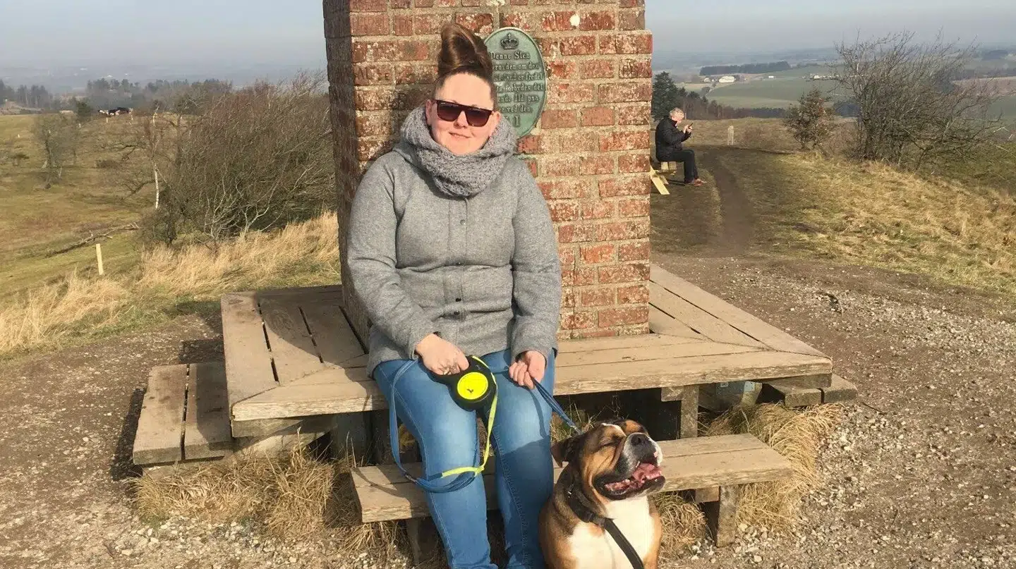 Trine sammen med sin hund, Samson.