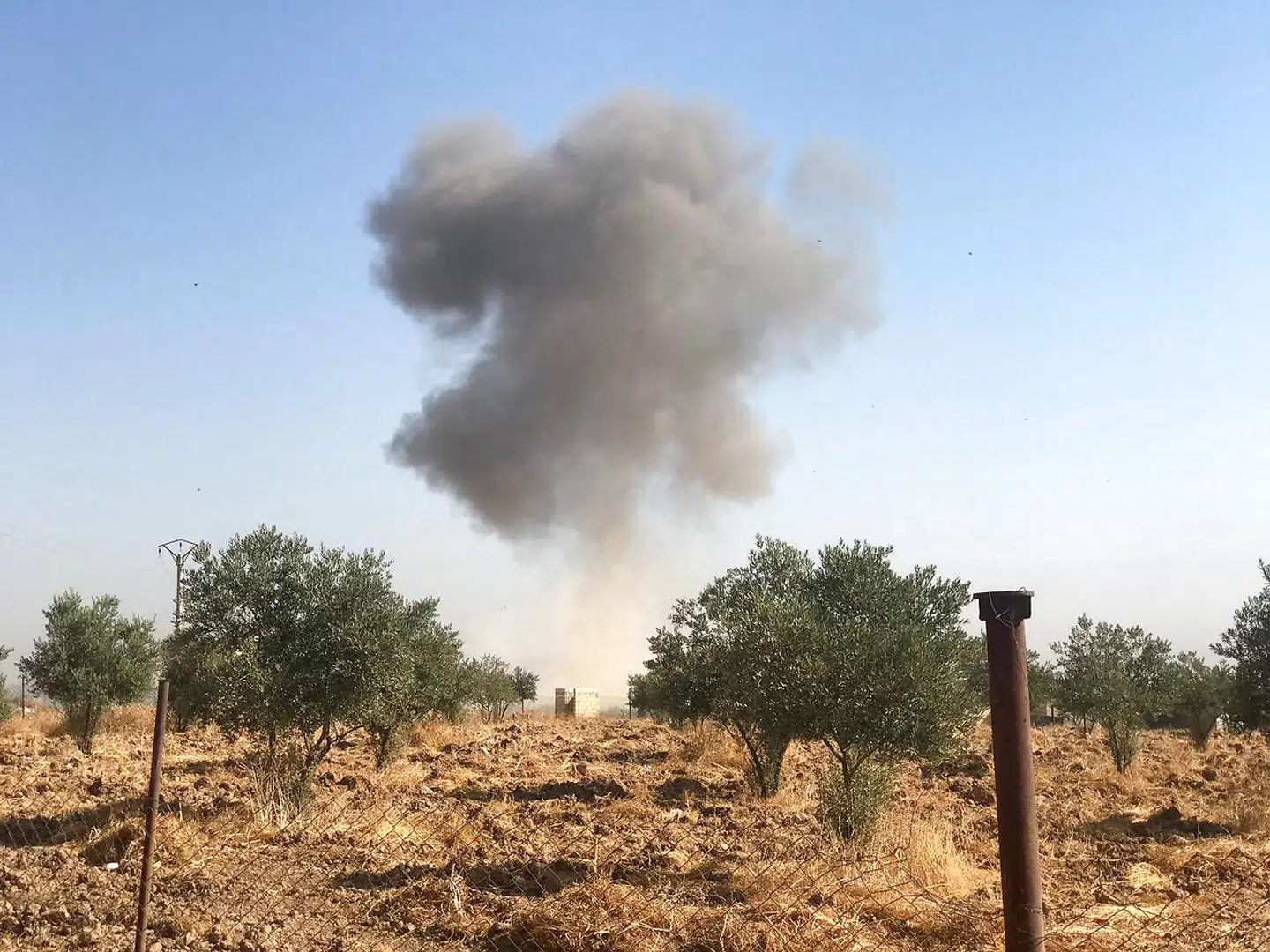 Røg fra landsbyen Tel Arkam i Syrien 10. oktober 2019.