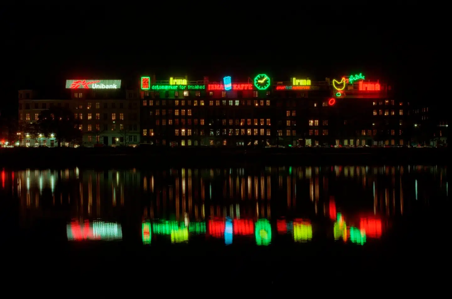 Berlingskes arkitekturredaktør fremhæver Irma-hønen ved søerne i København som et godt eksempel på, hvordan lysreklamer kan forskønne storbybilledet.