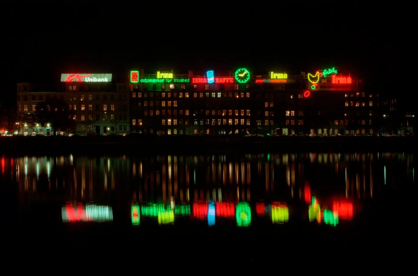 Berlingskes arkitekturredaktør fremhæver Irma-hønen ved søerne i København som et godt eksempel på, hvordan lysreklamer kan forskønne storbybilledet.