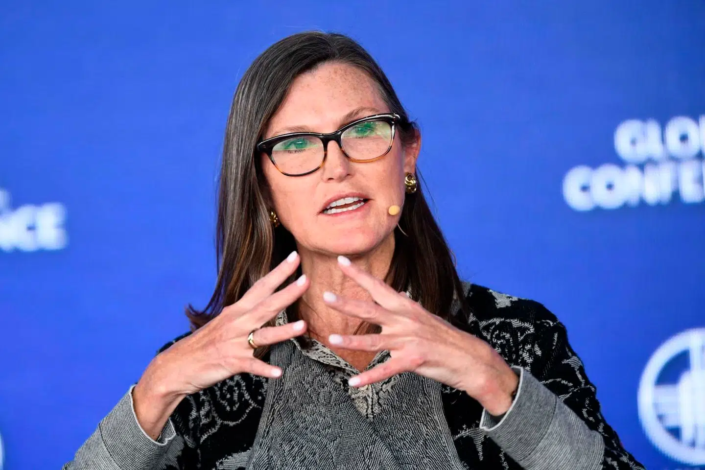 Amerikanske Cathie Wood fra ARK Invest kommer nu med endnu en opsigtsvækkende udmelding om, hvor hun mener, at Tesla-aktien skal hen.