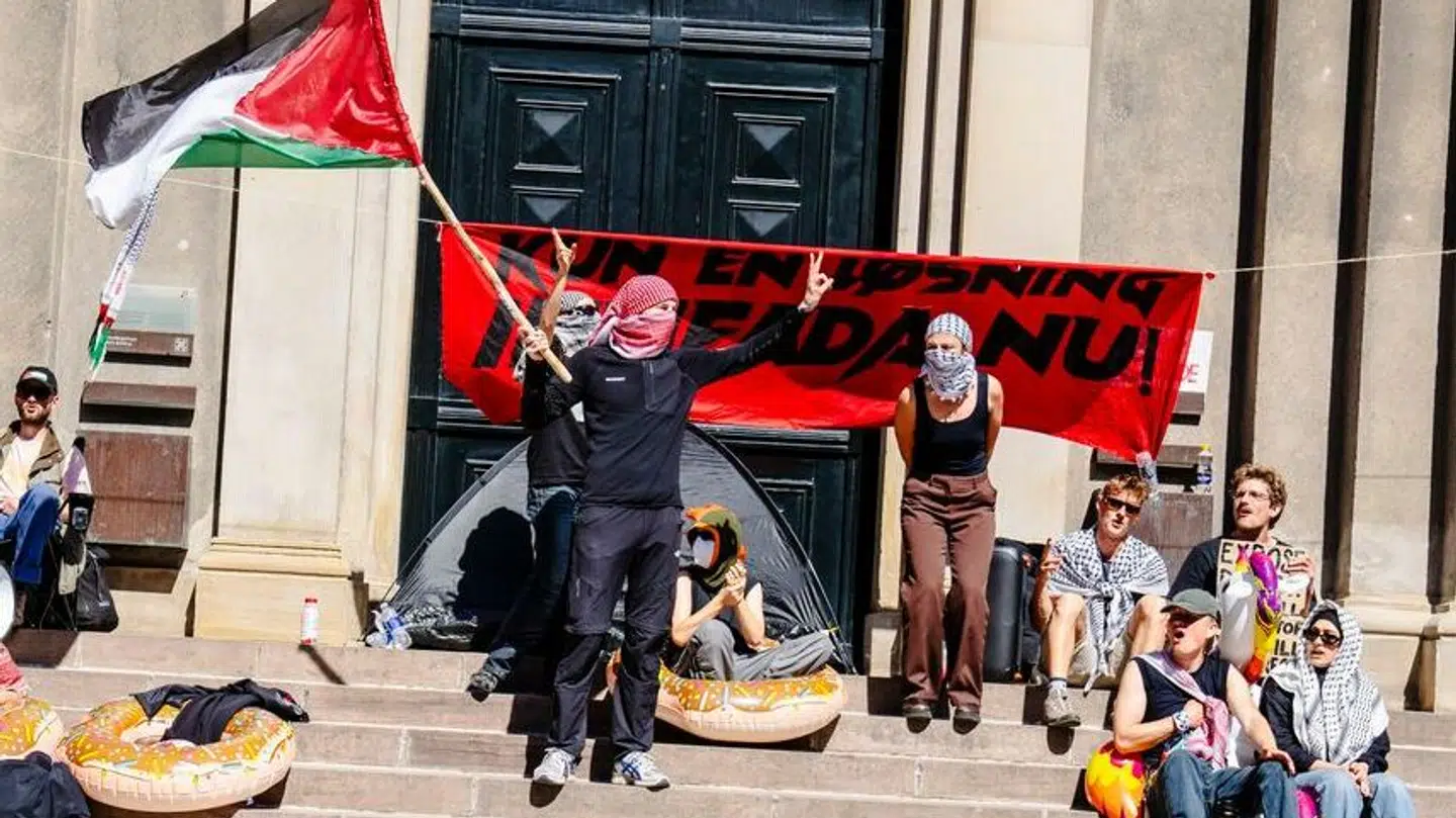 Demonstranter blokerer indgang ved Frue Plads til Københavns Universitet fredag den 17. maj 2024. (Foto: Thomas Traasdahl/Scanpix 2024)