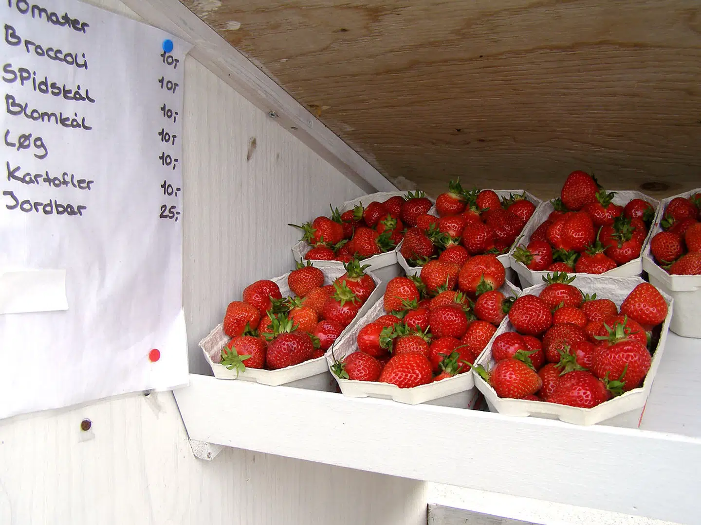 En ny undersøgelse viser, at mange danskere har tillid til, at folk betaler, når de tager noget fra de mange vejboder landet over.