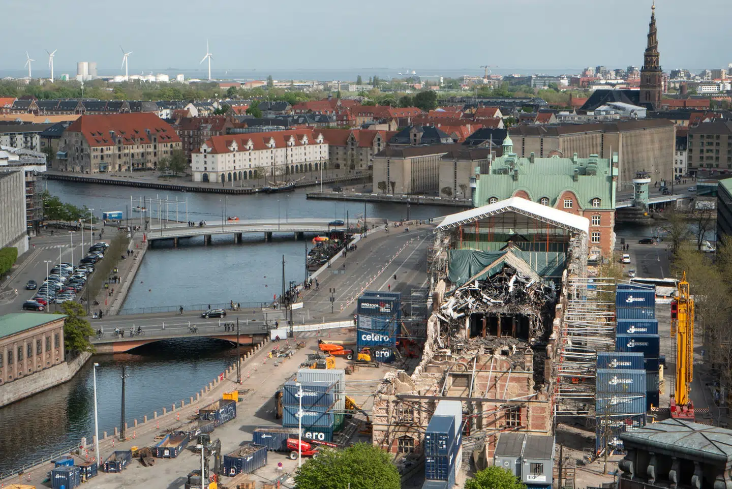Organisationen Dansk Erhverv ejer Børsbygningen. Det er deres ambition, at Børsen skal stå 100 procent, som den gjorde før branden.