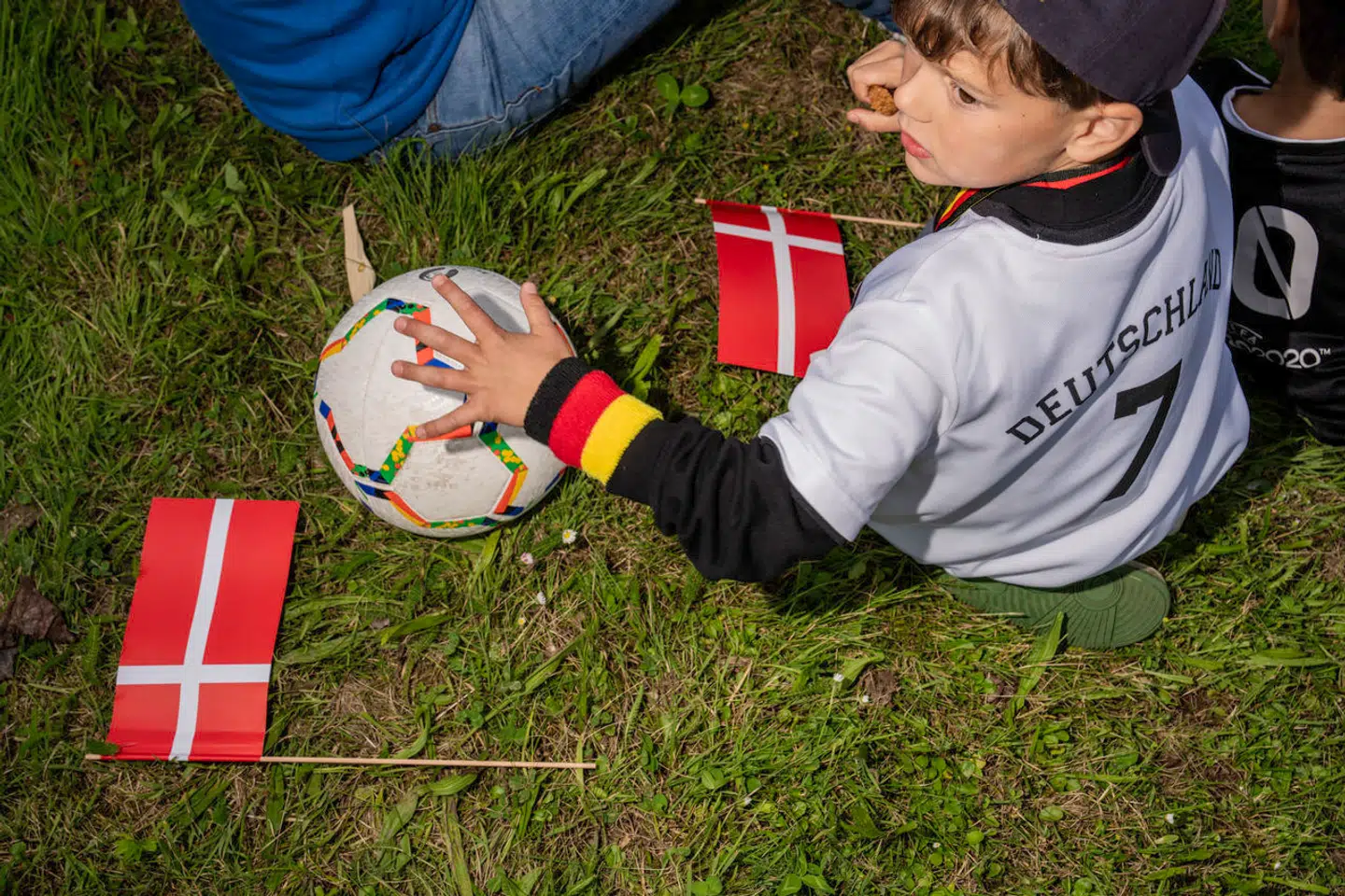Lokale tyskere mødte frem til den danske landsholdstræning i byen Freudenstadt, men fredag aften gælder det Tyskland og den nationale fodboldstolthed.